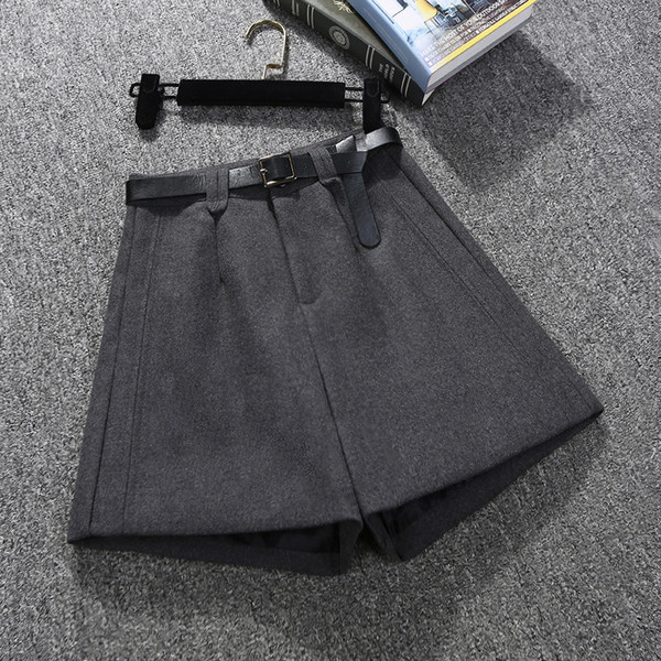 Uue mudeli naiste lühikesed püksid - vööga