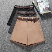 Moodsad naiste lühikesed püksid – taskute ja vööga