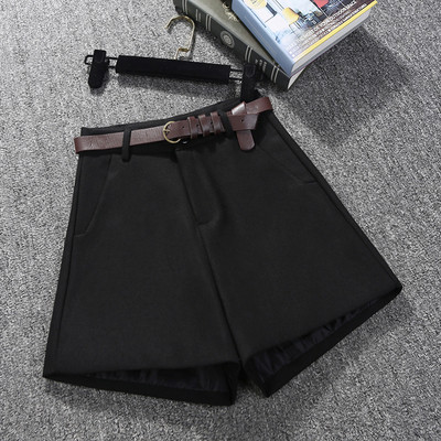 Moodsad naiste lühikesed püksid – taskute ja vööga