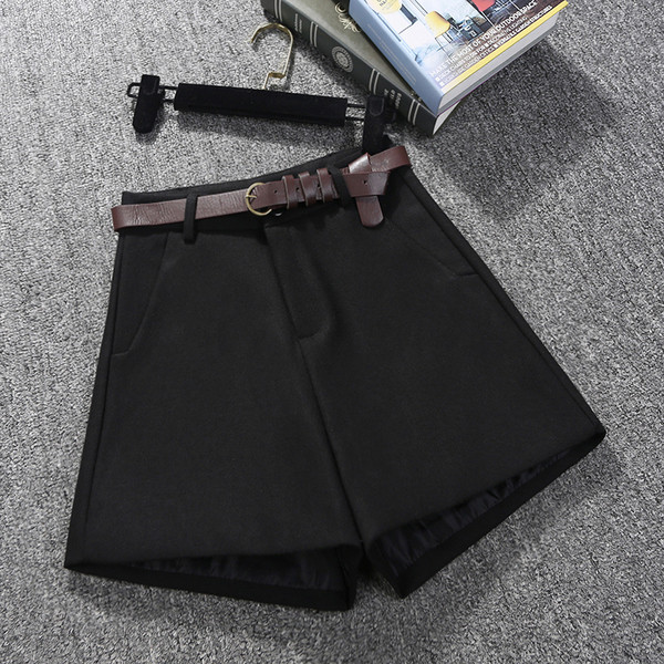 Moodsad naiste lühikesed püksid – taskute ja vööga