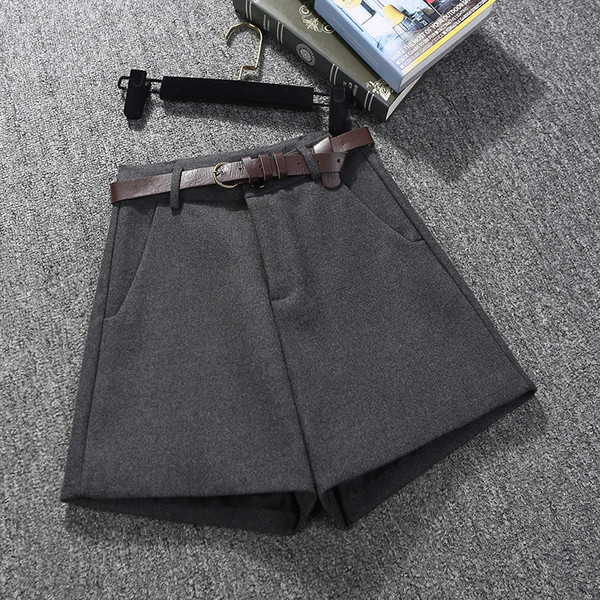 Moodsad naiste lühikesed püksid – taskute ja vööga