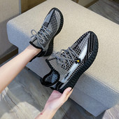 Sport és alkalmi női tornacipő fűzővel és hímzéssel