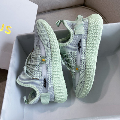 Sport és alkalmi női tornacipő fűzővel és hímzéssel