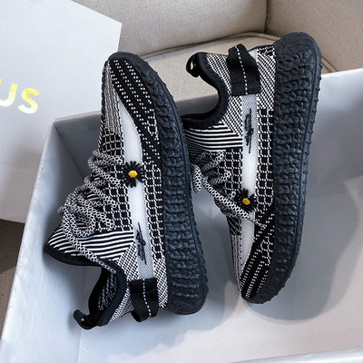 Sport és alkalmi női tornacipő fűzővel és hímzéssel