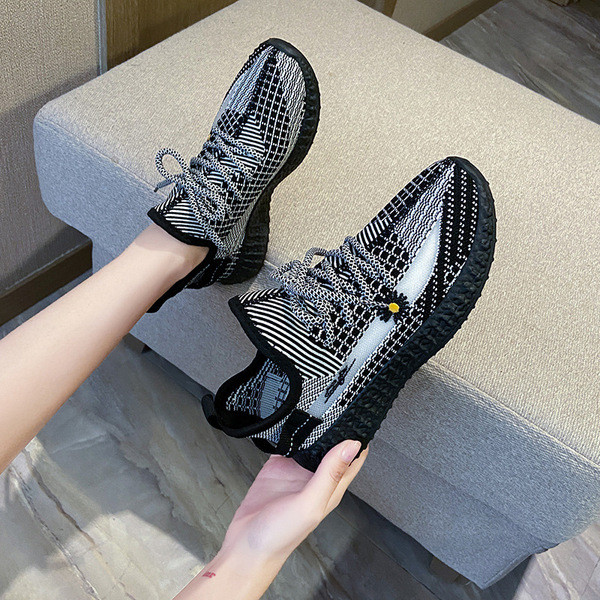 Sport és alkalmi női tornacipő fűzővel és hímzéssel