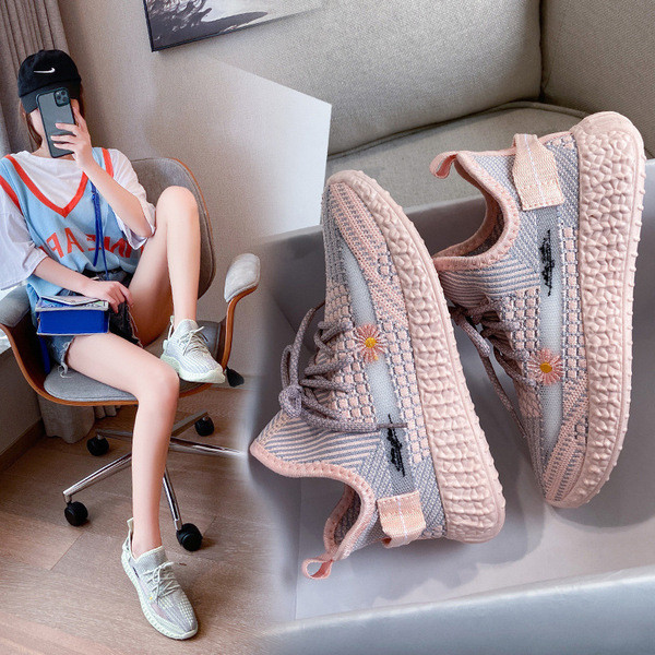 Sport és alkalmi női tornacipő fűzővel és hímzéssel