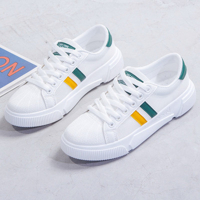 Sieviešu kedas ar apmalēm un mežģīnēm divās krāsās