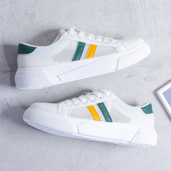 Sieviešu kedas ar apmalēm un mežģīnēm divās krāsās