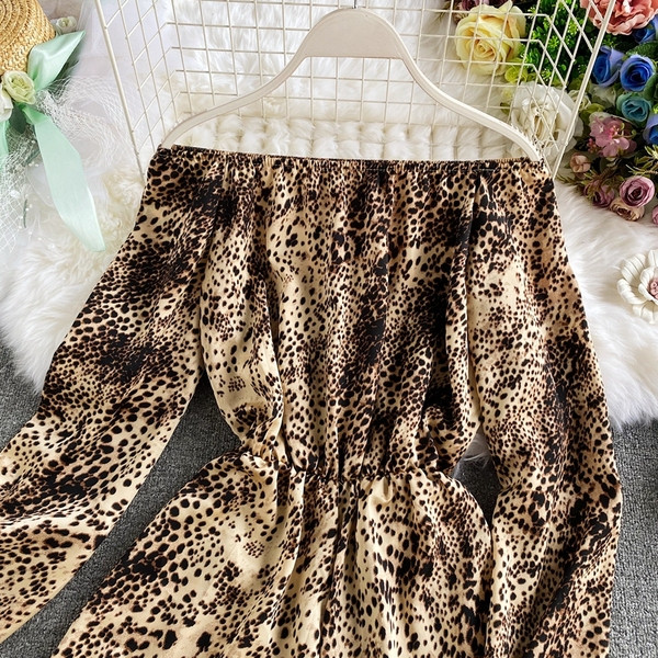 Sieviešu ikdienas kombinezons ar atkailinātiem pleciem un elastīgu jostasvietu