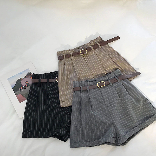 Svītraini sieviešu šorti ar jostiņu