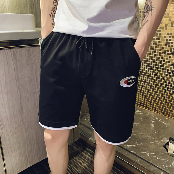 Nyári rövidnadrág új modellje mintával és nyakkendővel