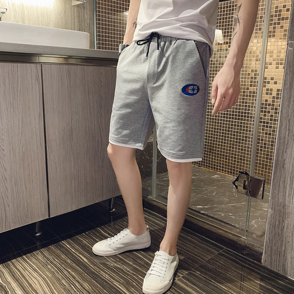 Nyári rövidnadrág új modellje mintával és nyakkendővel