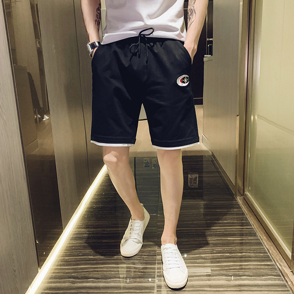 Nyári rövidnadrág új modellje mintával és nyakkendővel