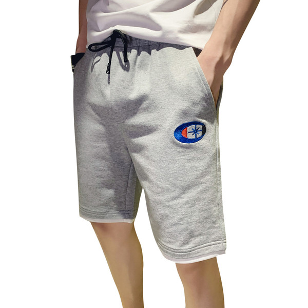 Nyári rövidnadrág új modellje mintával és nyakkendővel