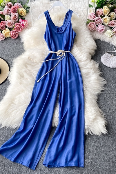 Sieviešu garais kombinezons ar jostu un plānām lencēm