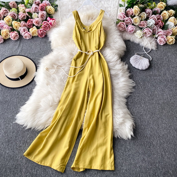 Sieviešu garais kombinezons ar jostu un plānām lencēm