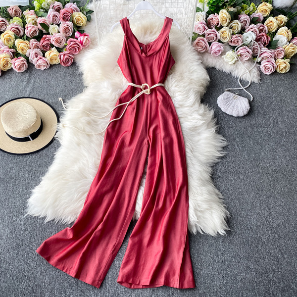 Sieviešu garais kombinezons ar jostu un plānām lencēm