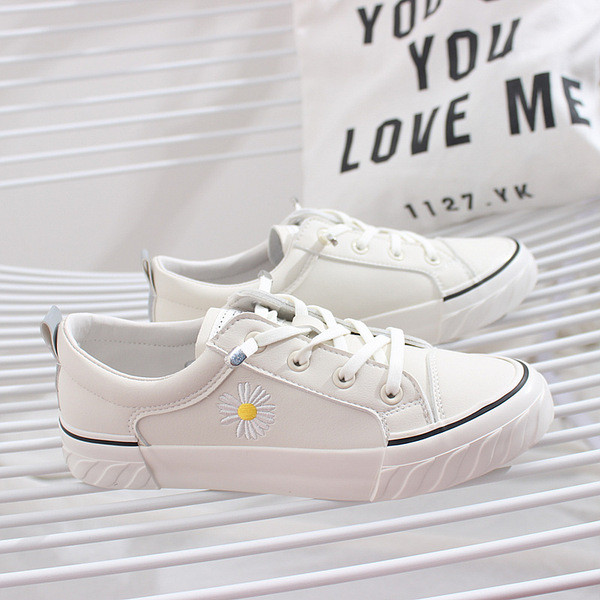 Naiste valged paelte ja tikandiga sporditossud