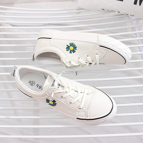 Naiste valged paelte ja tikandiga sporditossud