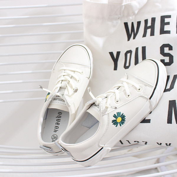 Naiste valged paelte ja tikandiga sporditossud