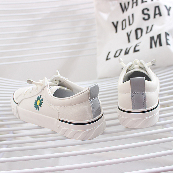 Naiste valged paelte ja tikandiga sporditossud