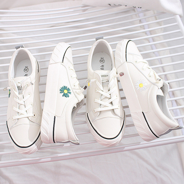 Naiste valged paelte ja tikandiga sporditossud