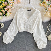 Rövid női ing spitz nyakkivágással és széles ujjakkal