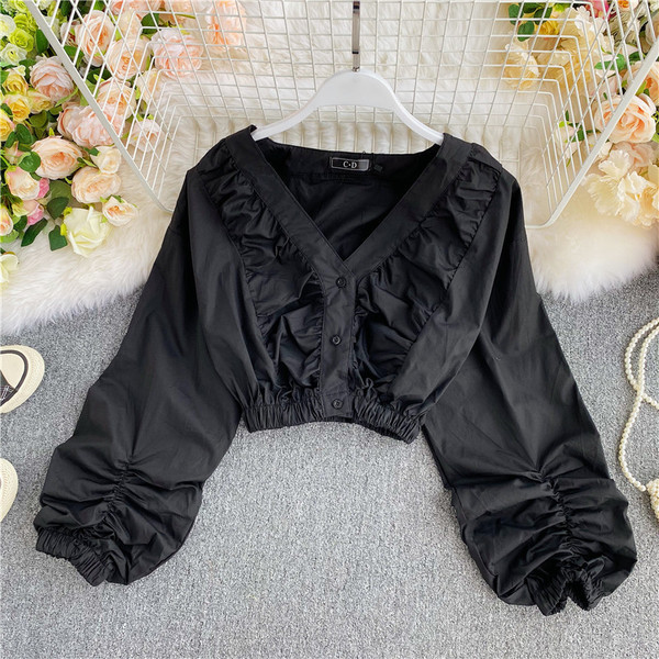 Rövid női ing spitz nyakkivágással és széles ujjakkal