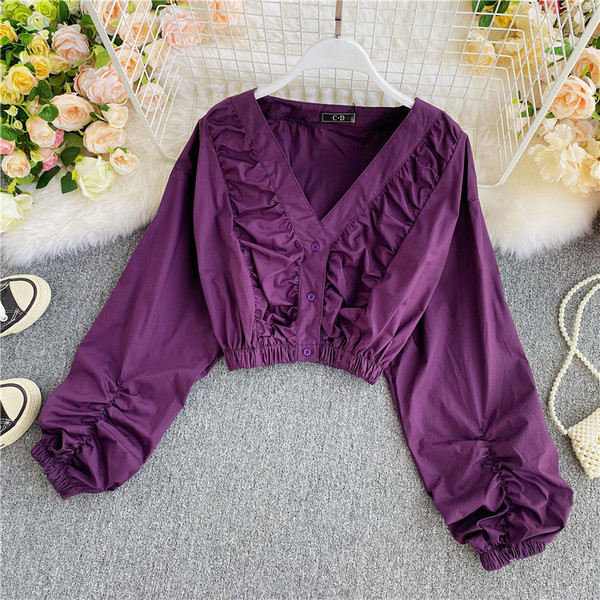 Rövid női ing spitz nyakkivágással és széles ujjakkal