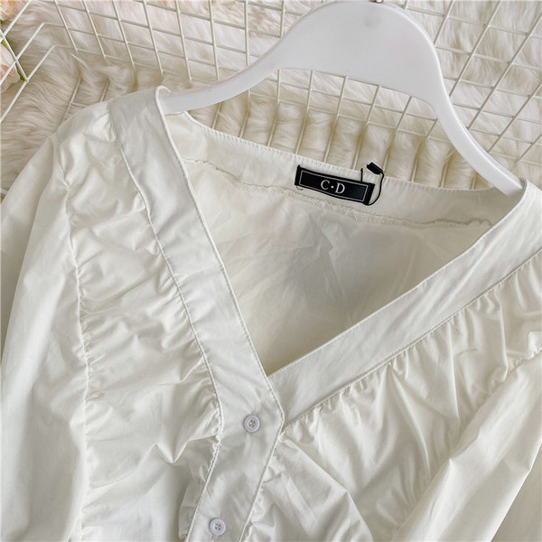 Rövid női ing spitz nyakkivágással és széles ujjakkal