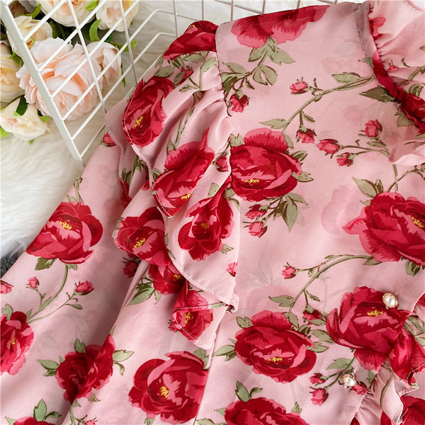 Lillemustri ja pikkade varrukatega naiste moodne särk