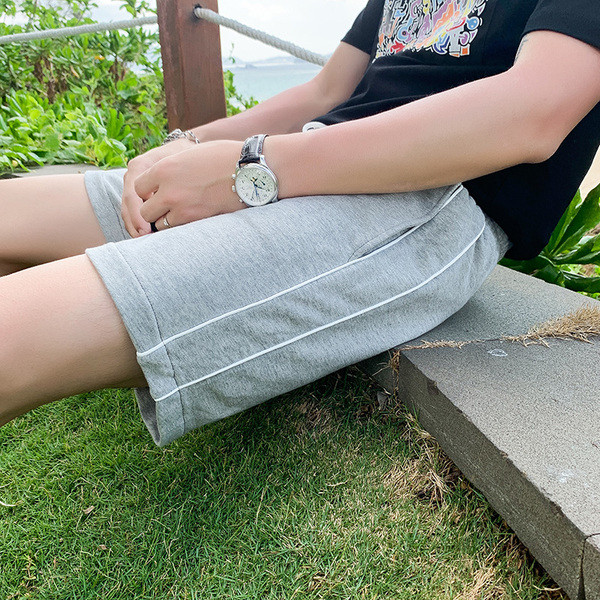 Lühikesed küljeäärega suvised püksid