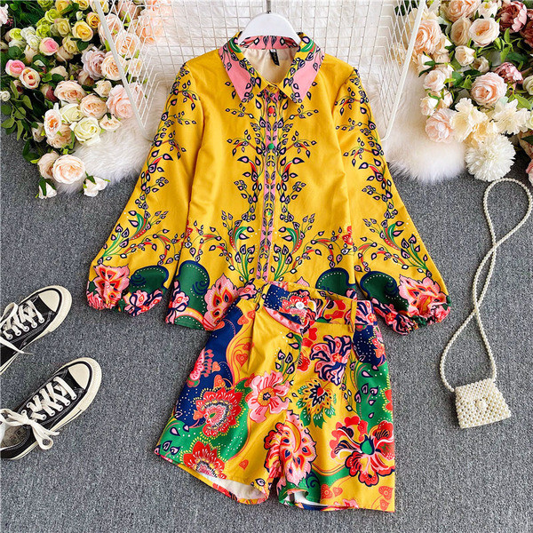 Modern női szett klasszikus gallérral, sárga színben