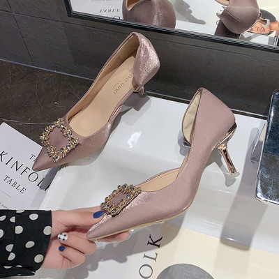 Stilīgas sieviešu kurpes ar metāla sprādzi un plānu 7 cm papēdi