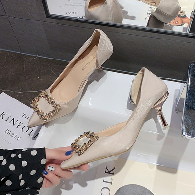 Stilīgas sieviešu kurpes ar metāla sprādzi un plānu 7 cm papēdi