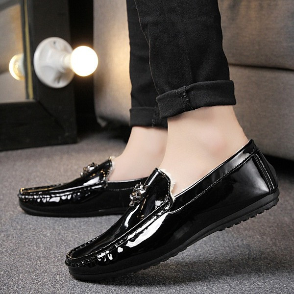 JAUNS vīriešu mokasīnu modelis no eko ādas ar metāla elementu