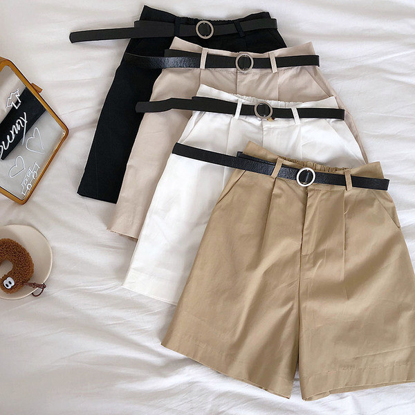 Női rövidnadrág új modellje - magas derékkal és övvel