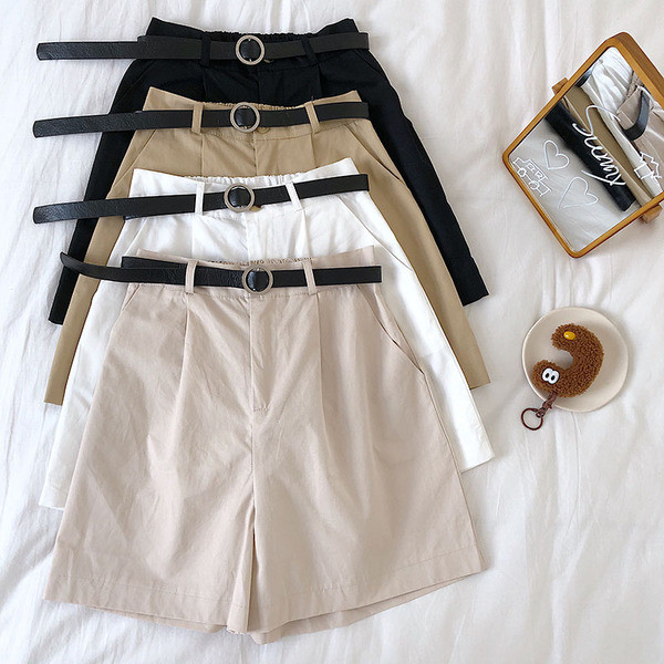 Női rövidnadrág új modellje - magas derékkal és övvel