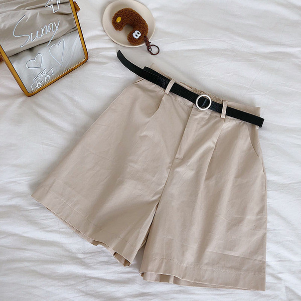 Női rövidnadrág új modellje - magas derékkal és övvel