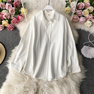 Sieviešu krekls ar klasisku apkakli un pogām divās krāsās