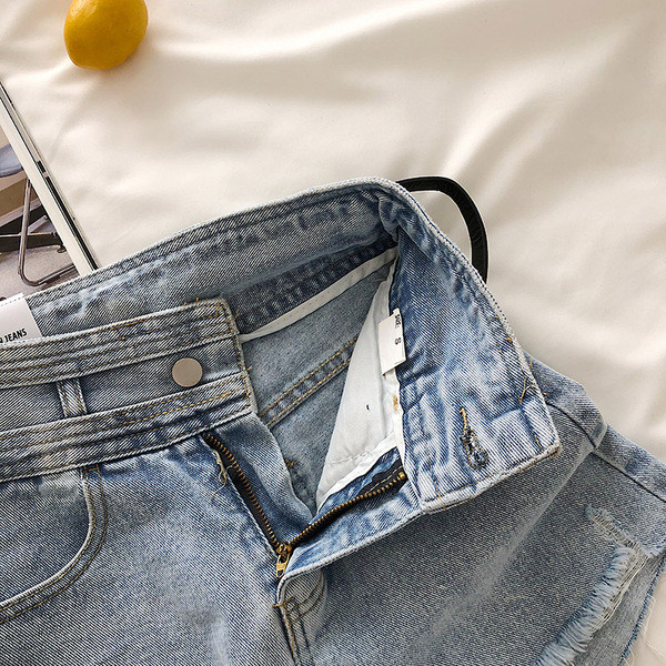 Model nou de pantaloni scurți din denim cu curea și elemente rupte