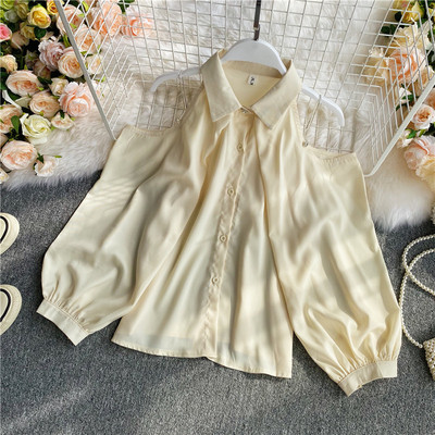 Sieviešu modernais krekls ar atkailinātiem pleciem un klasisku apkakli