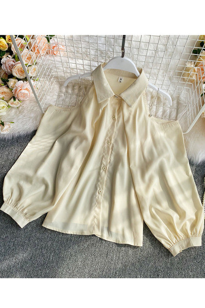 Sieviešu modernais krekls ar atkailinātiem pleciem un klasisku apkakli