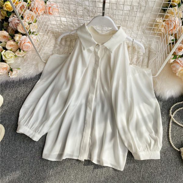 Sieviešu modernais krekls ar atkailinātiem pleciem un klasisku apkakli