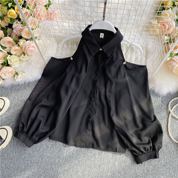 Sieviešu modernais krekls ar atkailinātiem pleciem un klasisku apkakli