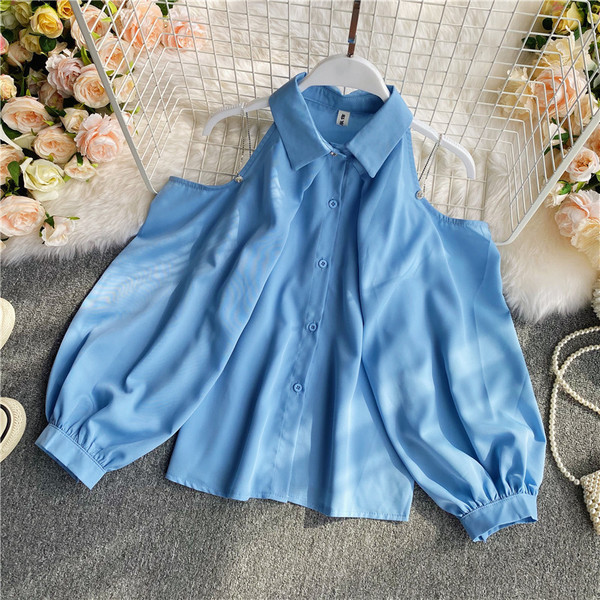 Sieviešu modernais krekls ar atkailinātiem pleciem un klasisku apkakli