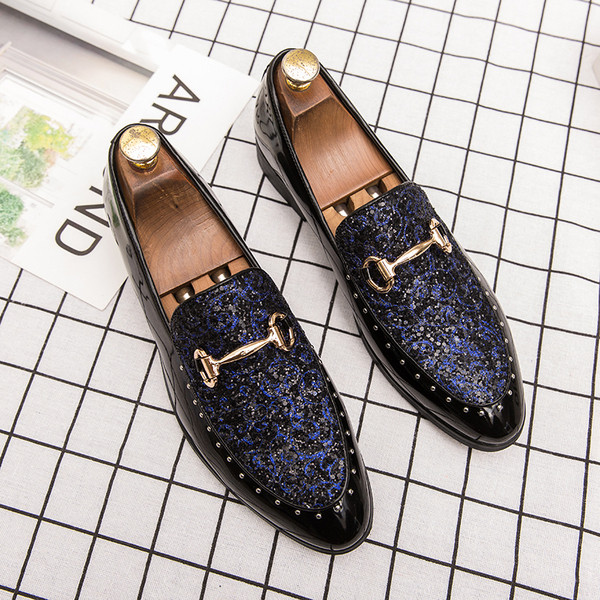 Formaalsed meeste mokassiinid läikiva efektiga ja metallelemendiga
