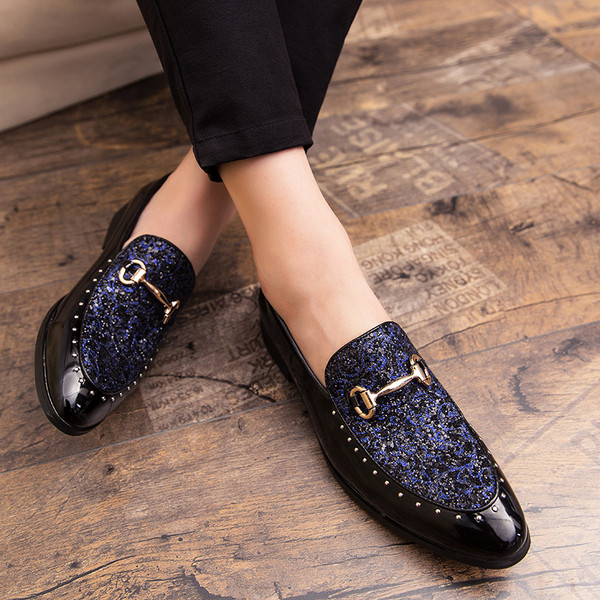 Formaalsed meeste mokassiinid läikiva efektiga ja metallelemendiga