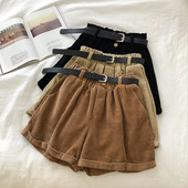 Divatos női rövidnadrág öv-retro stílusban