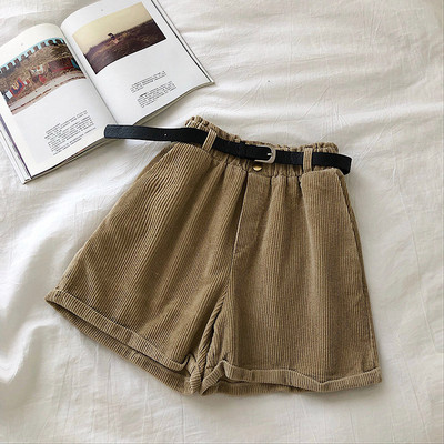 Divatos női rövidnadrág öv-retro stílusban